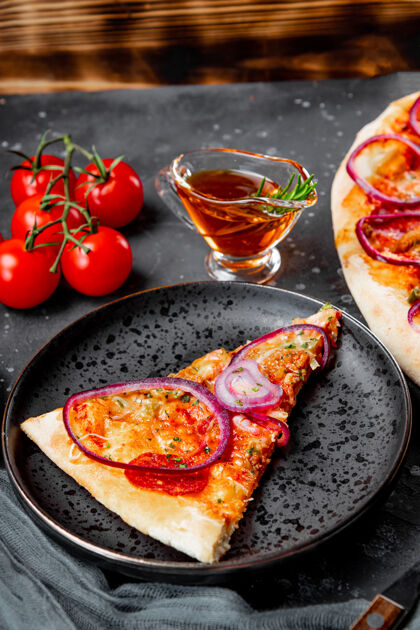 自制一块经典的意大利香肠披萨 上面放着洋葱马苏里拉意大利香肠沙司