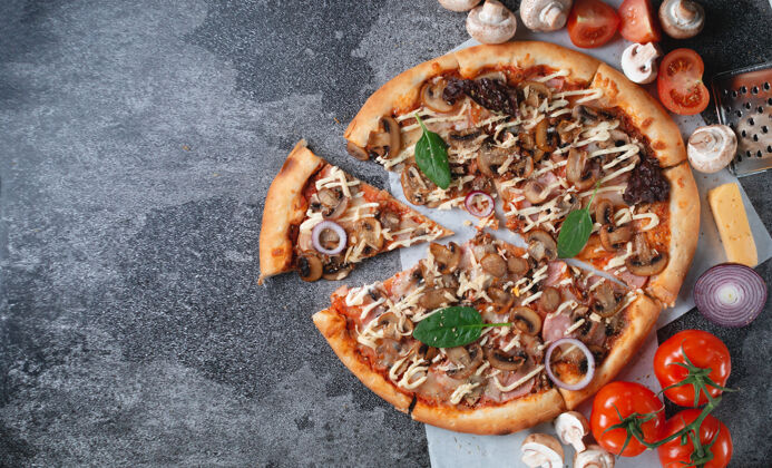可口传统的自制意大利披萨意大利美味比萨饼