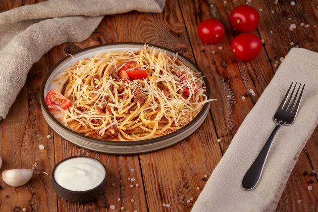 肉肉番茄意大利面 意大利料理 木制背景膳食面食意大利菜