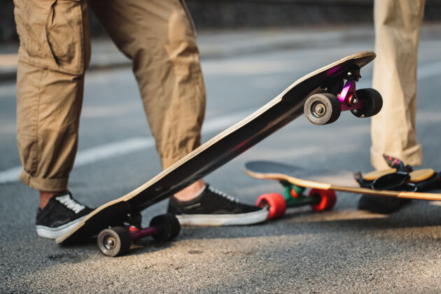 骑行戏法木板.长木板关闭-向上向上高质量的照片街道乐趣溜冰
