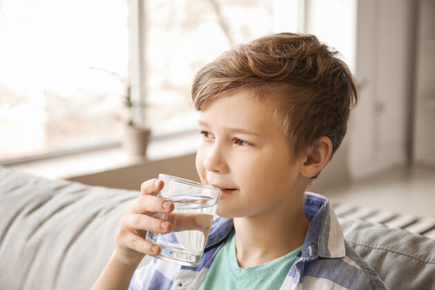 能量可爱的小男孩在家喝水矿物肖像可爱