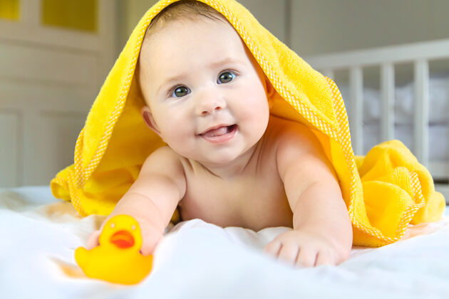 房子宝宝用毛巾洗澡后童年可爱婴儿