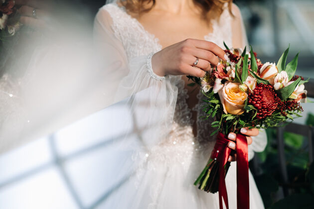 焦点新娘手中的婚礼花束举行礼服成人