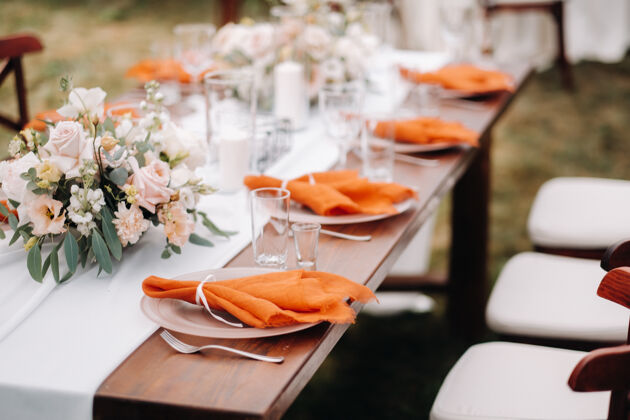 构图婚宴桌上有鲜花装饰 餐桌装饰花店餐厅餐桌
