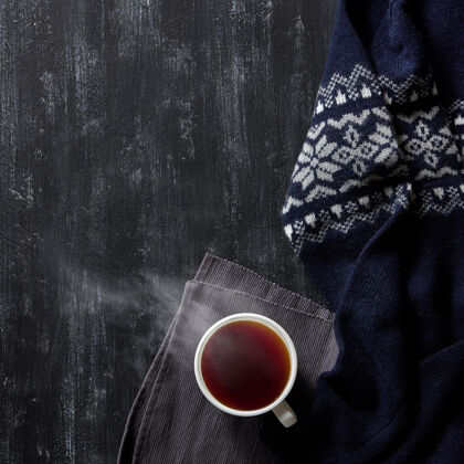 芳香一杯红木背景上的热茶 温暖的冬衣 毛衣茶可可