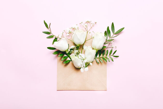 字段模型与工艺信封和粉红色的花叶子信件邮件