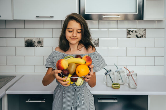 厨房快乐的年轻家庭主妇 在现代化的厨房里享用水果年轻生活方式健康