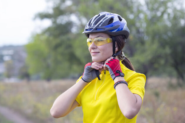 自然美丽快乐的女自行车手自然健活方式和运动休闲和爱好自行车人自行车