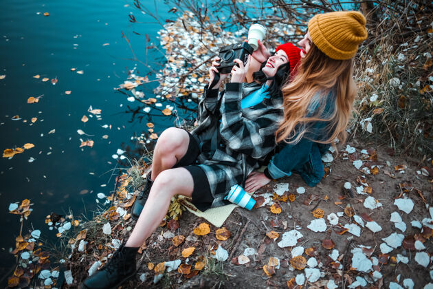 欧洲两个年轻开朗的女孩在公园里散步女朋友城市休息
