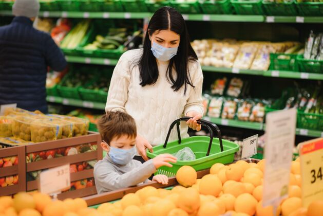 婴儿戴着防护面具的母子俩在店里选购水果女孩发烧流感