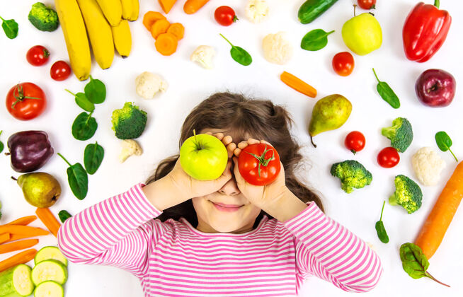 营养一个手里拿着蔬菜和水果的孩子维生素食物手