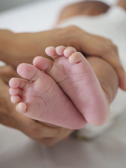 妈妈妈妈抱着小宝宝的脚 温柔孩子新生儿脚
