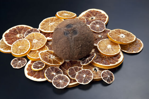 贝壳椰子躺在一个黑暗的背景干柑橘类水果美味水果薄片