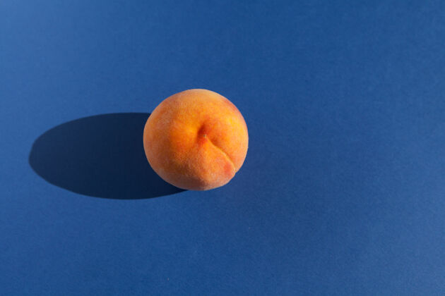 素食新鲜成熟的桃子 蓝色背景 带阴影 顶视图新鲜素食