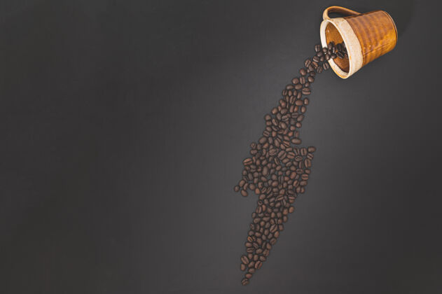 能量咖啡豆排成一行象征着能量研磨符号谷物