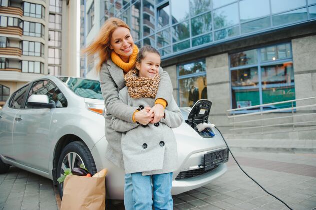 儿童时尚母女为电动车充电 共度时光电力婴儿驾驶员