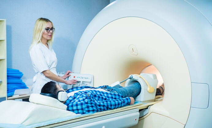 扫描放射科医生为病人做膝关节核磁共振检查做准备女人扫描仪检查