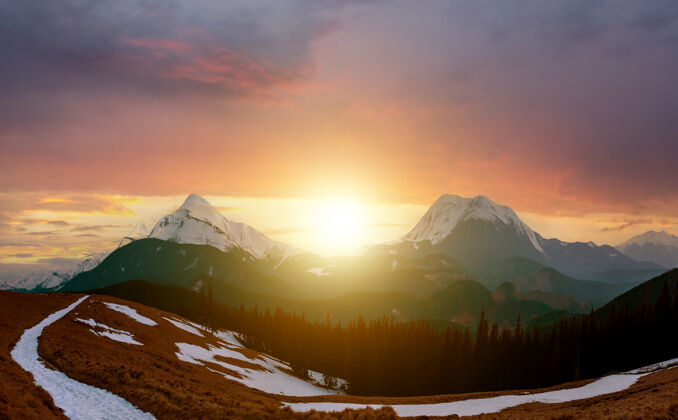 山脊落基山脉的冬日景色 在色彩鲜艳的日落夜空下 山峰和雾谷尽收眼底雾雾可怕
