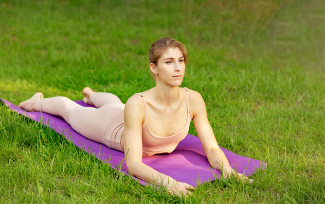 训练大自然中的瑜伽冥想瑜伽伸展专注