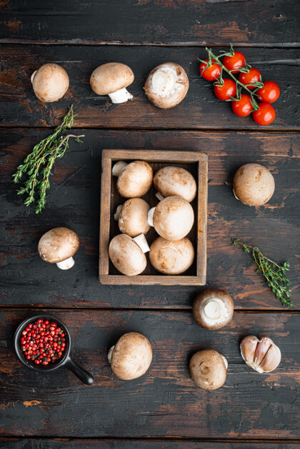 营养皇家香菇香菇全套 放在老黑木桌背景上 俯视平躺美食成熟的收获