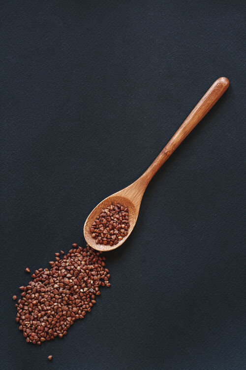谷类木勺或竹勺里的麦片荞麦营养木碗饮食
