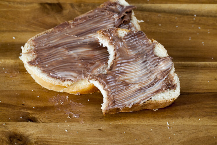 面包早餐时天然巧克力酱和可可小麦巧克力不健康
