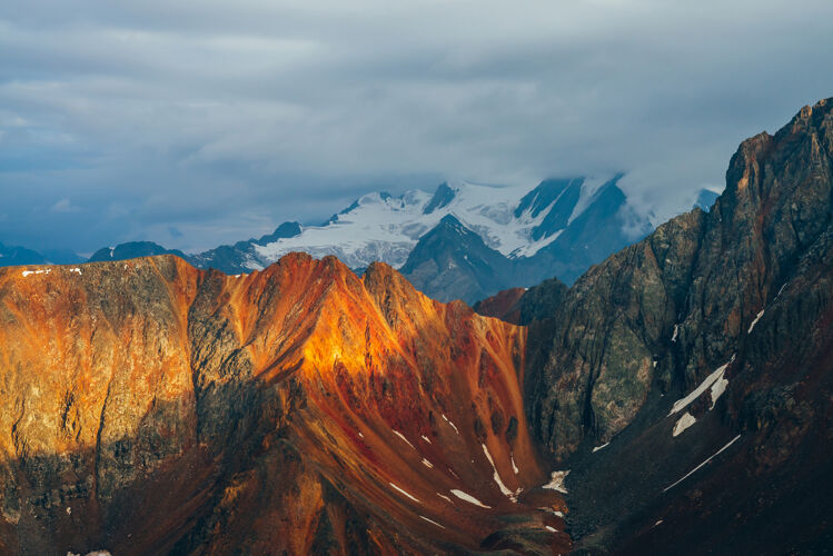 阳光大气阿尔卑斯山景观与红色落基山脉在黄金时刻景观阳光顶部