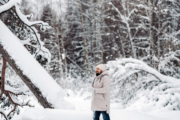 通风一个游客在雪地里散步森林.冬天森林爱沙尼亚之旅穿过冬天的森林水白雪覆盖大量的雪
