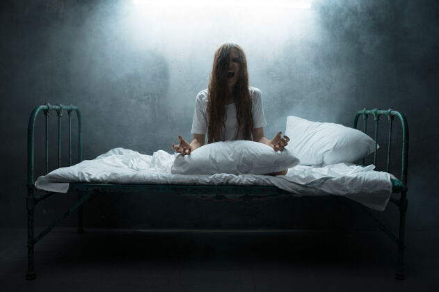 光精神病妇女在床上尖叫 失眠恐怖 黑暗的烟雾室迷幻剂的人每晚都有问题 抑郁和压力 悲伤 精神病医院问题抑郁脸