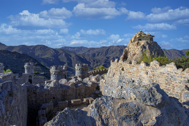 遗产中世纪要塞的内部 面向群山 有防御和监视塔城堡风景防御工事