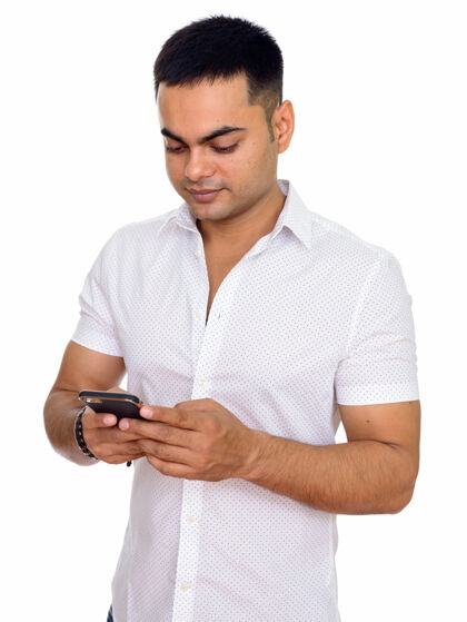 使用年轻帅气的印度男人用手机隔空对着空格20多岁社交媒体男性