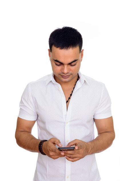 男性年轻帅气的印度男人用手机隔空对着空格社交媒体男性印度