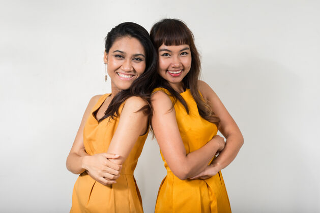 一起两个年轻的亚洲女人一起对抗白色空间泰国瘦浪漫