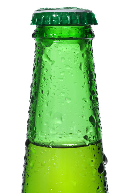 湿绿色啤酒瓶与水滴隔离在白色流啤酒酒吧