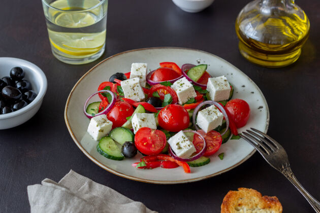 烹饪希腊沙拉配番茄 黄瓜 奶酪 洋葱 辣椒和橄榄素食者健康沙拉