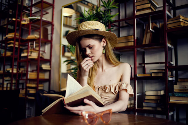 图书馆女人看书放松在咖啡馆喝酒的生活方式大学欢呼教育