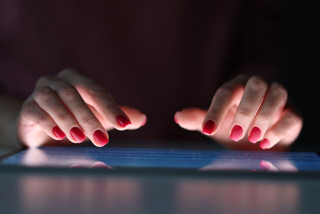 开发平板电脑屏幕上的女性手指夜间不规则工作日概念设备图表手指