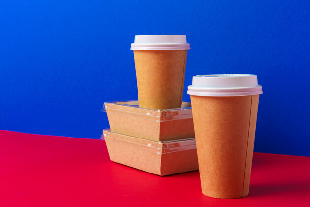 外卖外卖食品概念一些把食物装在容器里 桌上放着咖啡杯回收容器包