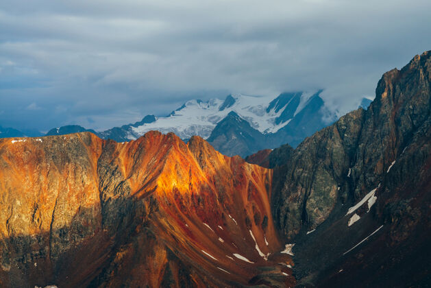 阳光大气阿尔卑斯山景观与红色落基山脉在黄金时刻景观阳光顶部