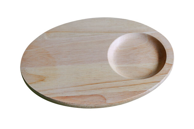 切的木板上有一个地方 可以放一杯水 用夹子夹着小径食物托盘营养
