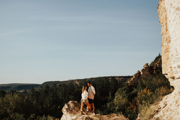 顶视图一对可爱的年轻夫妇在山里休息男性山活跃