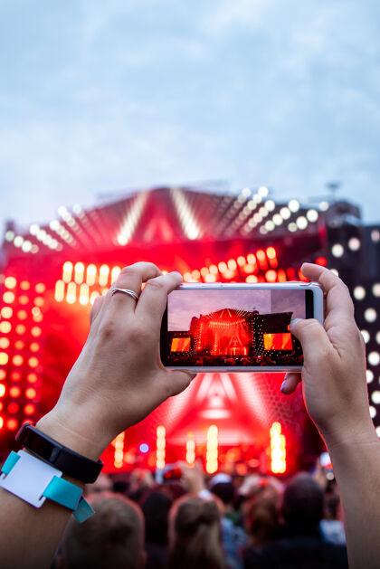 手机音乐会期间用智能手机拍摄的特写镜头观众现场娱乐