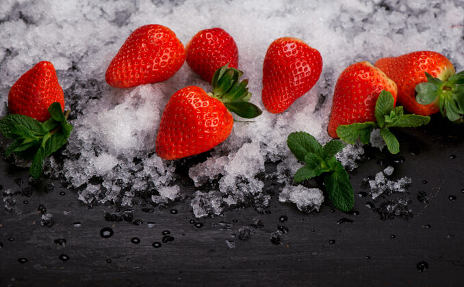 浆果草莓 薄荷和冰在黑色背景上水晶自然庆典