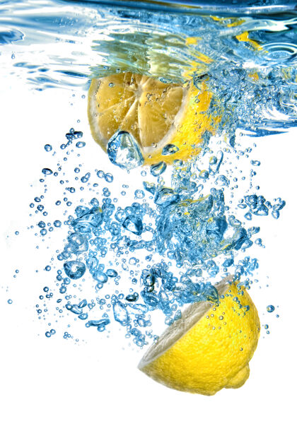 透明新鲜的柠檬滴入水中 气泡孤立在白色表面食物流动维生素
