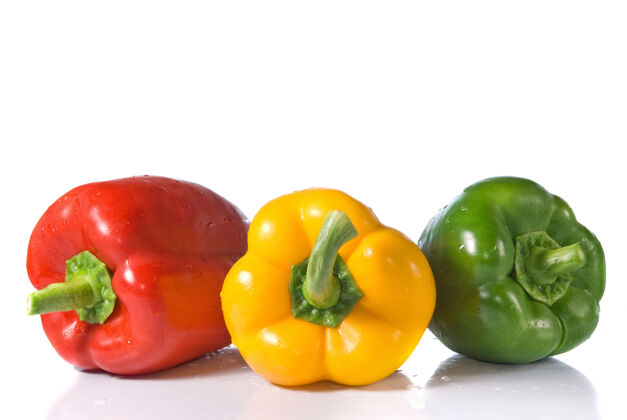 美食红 黄 绿三种颜色的胡椒粉 水滴在白色上隔离开来新鲜酸胡椒