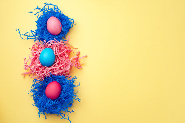 复活节彩蛋黄色特写带彩色复活节彩蛋的装饰巢庆典复活节鸟巢季节