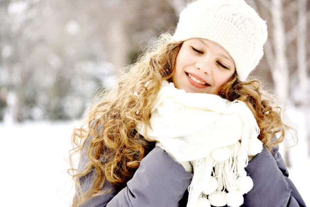 帽子在冬天风景的背景下 一个戴着白帽子和围巾的少女的肖像白帽子卷发欢乐