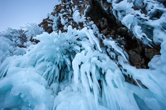 岩石美丽的蓝色冰柱挂在高高的岩石上石头水晶山脉