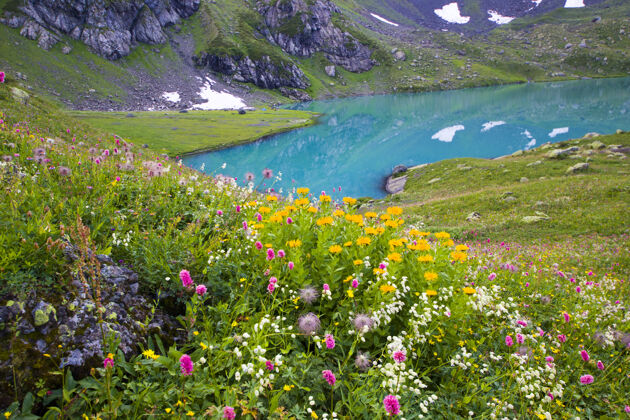 高加索山脉高山湖泊景观和景观 蓝色美丽和惊人的湖泊全景全景山湖雄伟