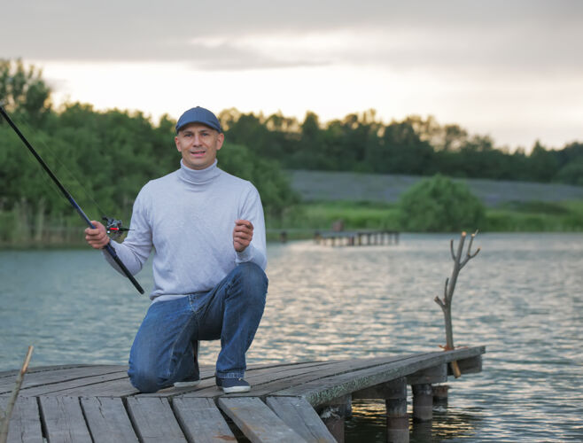 男在湖上钓鱼的年轻人运动晴天河